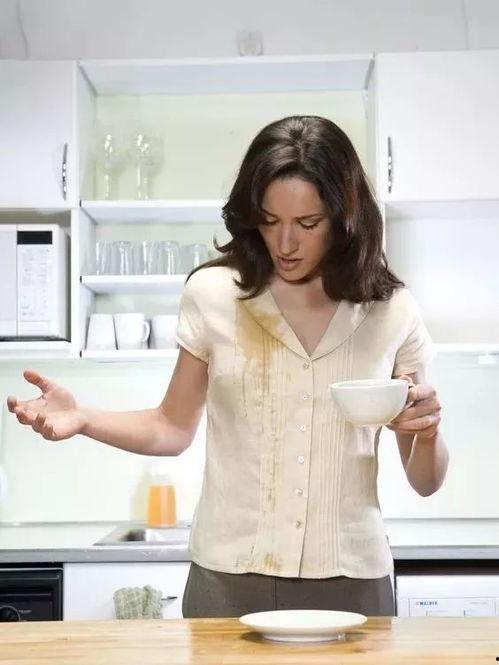 娱乐吃瓜酱清洗白衣服,娱乐吃瓜酱教你一招